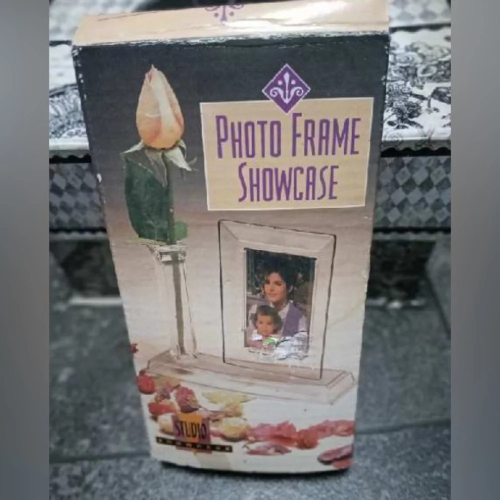 ๐ * New! Vintage! Photo Frame Showcase - Picture 1 of 1